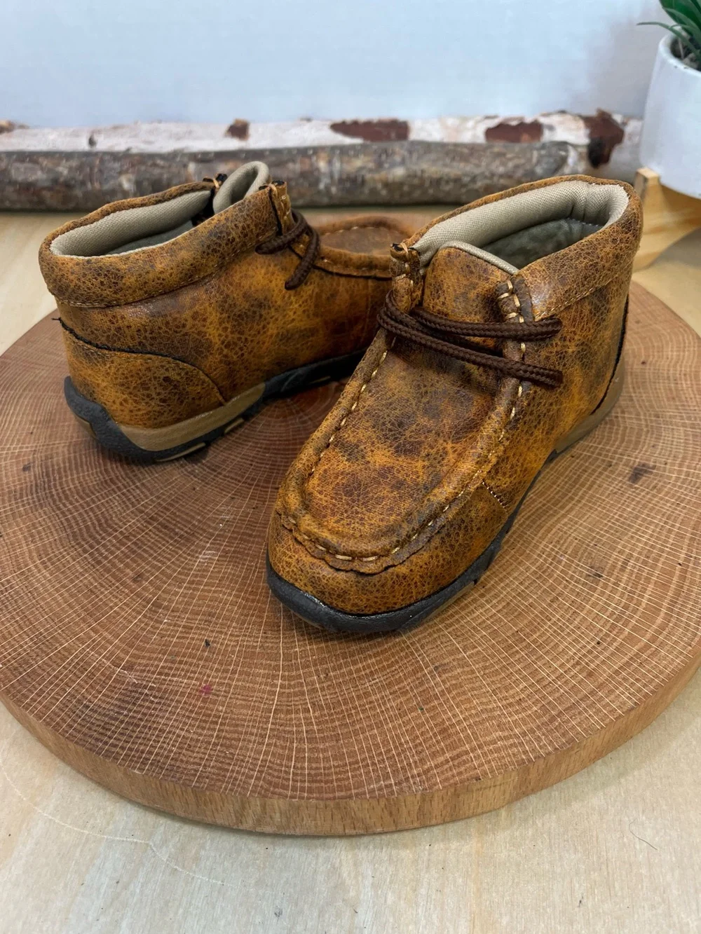 NWT Twister Brown Distressed 'GENTRY' Casual Chukka Shoes - Size 6
